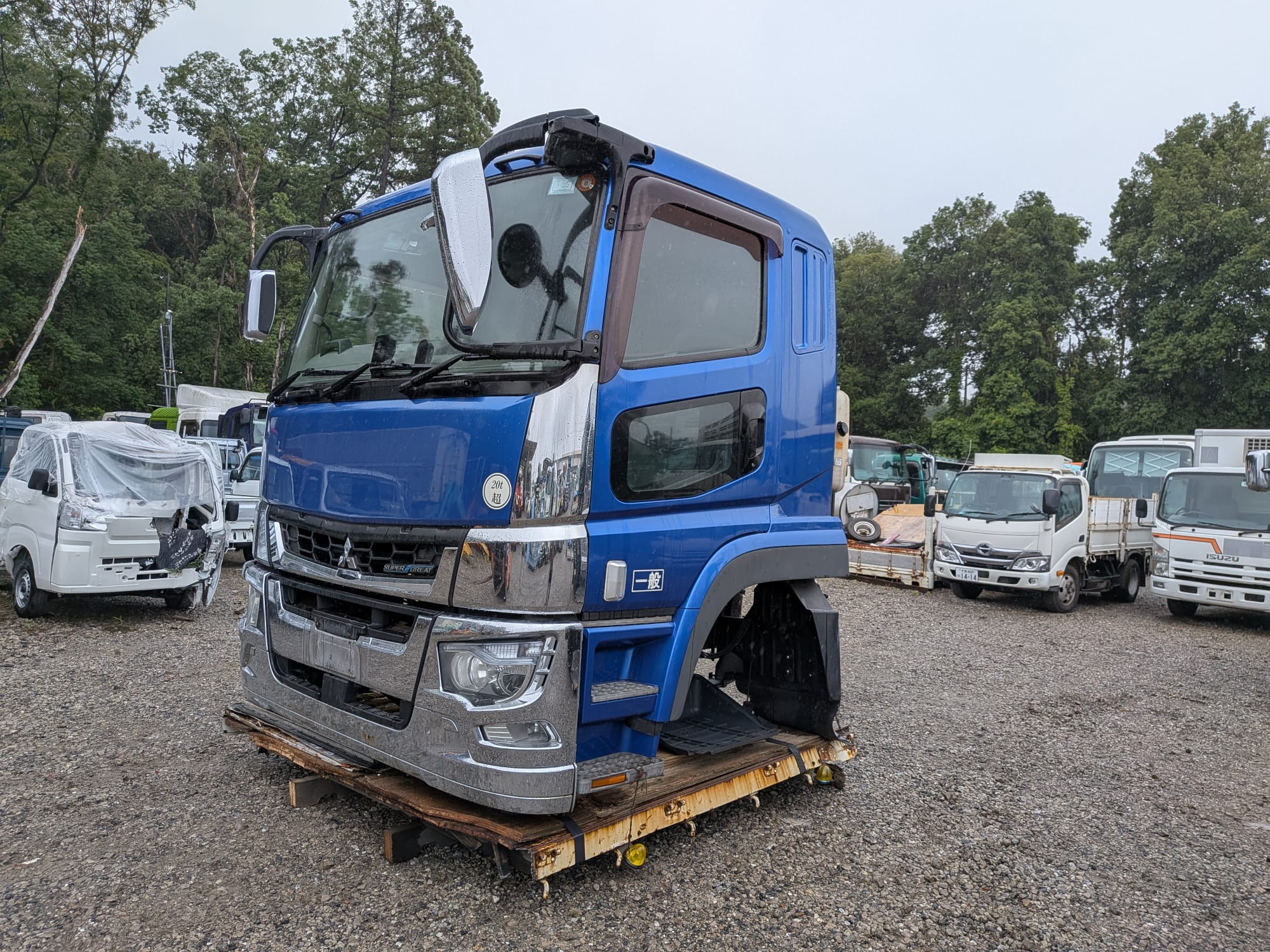 CG-AG-32 | Cabin only Mitsubishi Super Great Cabin FU74HZ-501023 with bed.
