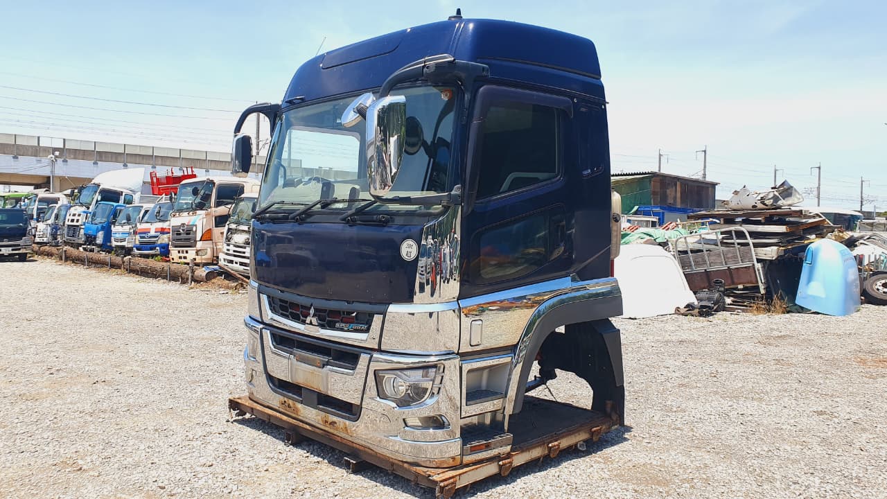 CG-AG-63 | Cabin only Mitsubishi Super Great Cabin FS74HZ-501142 with bed.
