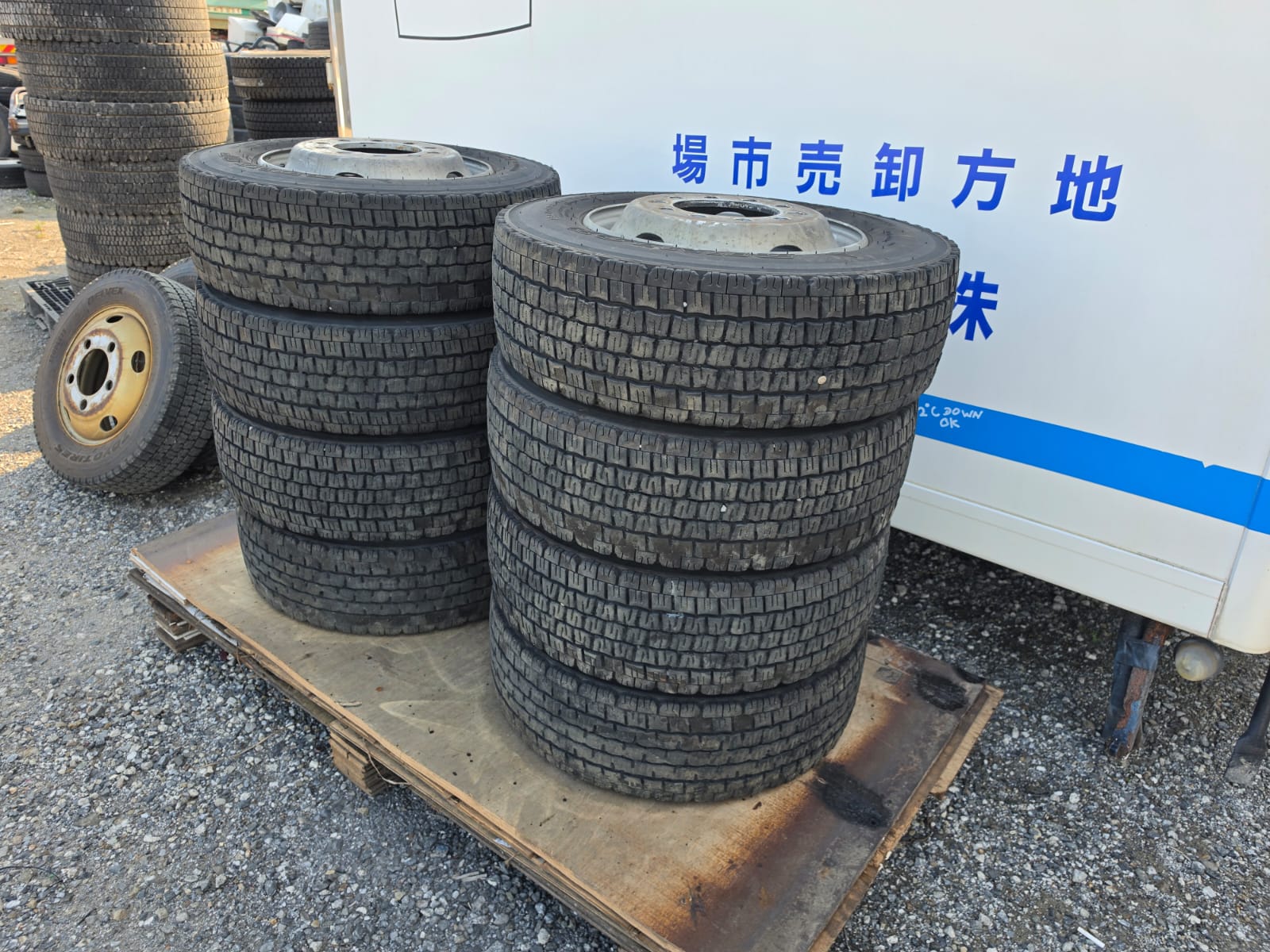 CG-AH-21-P1 | 235 70R 17.5 DUNLOP 2024 Model 8 tires Studless winter tires 10 holes With wheels 33mm
