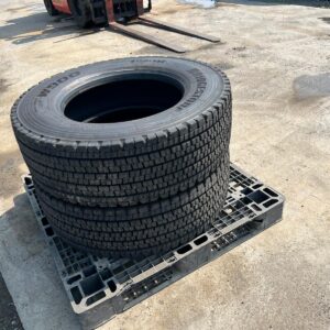 [品番：CG-AH-21-P2] 295 70R 22.5 ブリヂストン 2024年モデル タイヤ2本 トレッド残量80％ スタッドレス冬用タイヤ