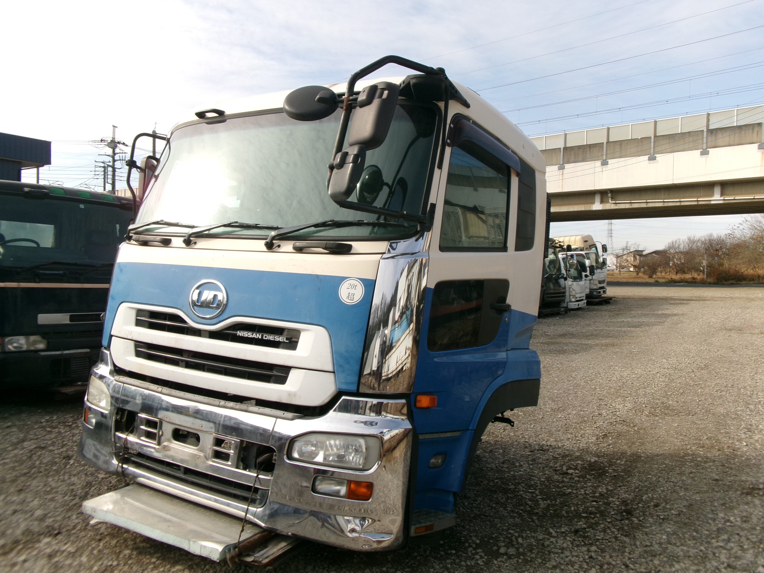 CD-BC-30 | Cabin only UD Trucks Nissan Diesel Cabin CG5ZA-00980 LKG-CG5ZA with bed August 2011