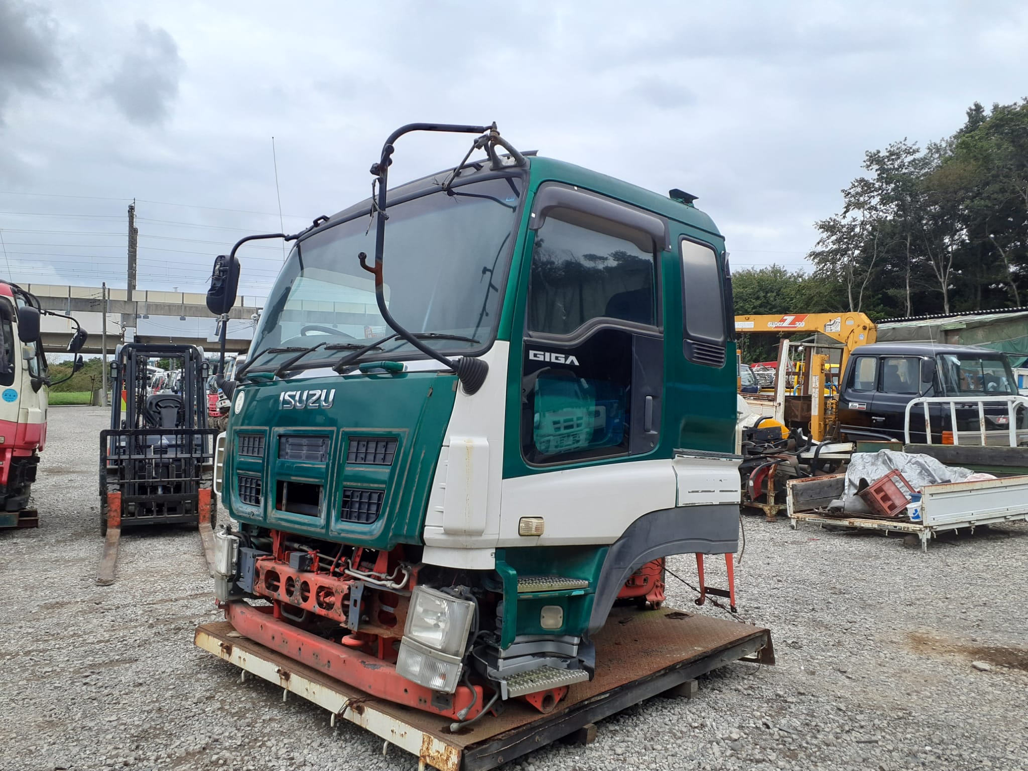 CC-AJ-40 | Cabin only Isuzu Giga Cabin CYJ77A-7000330 with bed