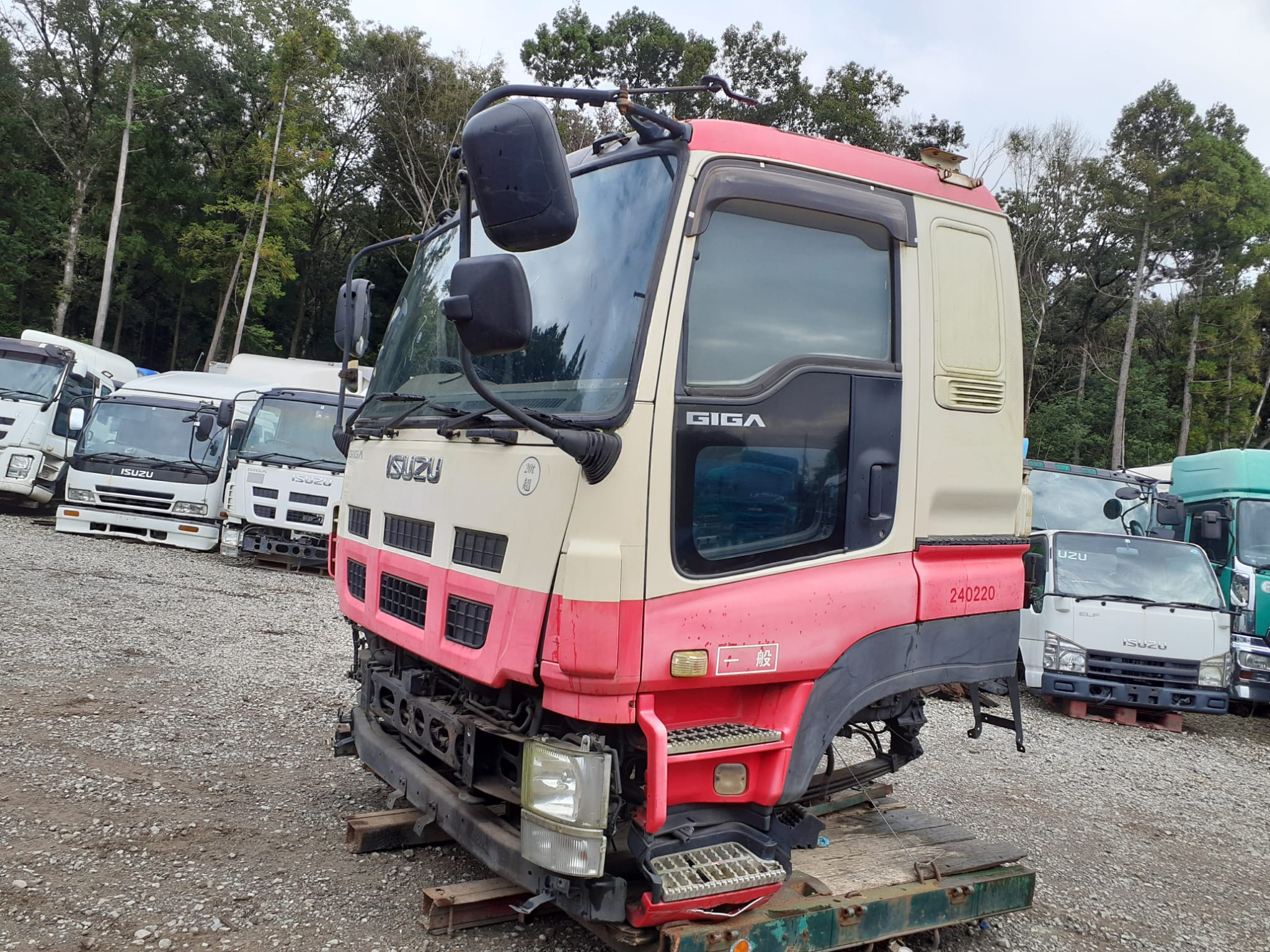 CD-AG-12 | Cabin only Isuzu Giga Cabin CYJ77A-7003362 with bed