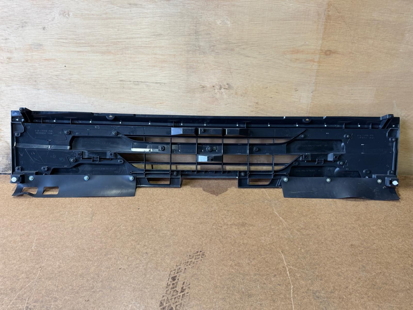 CG-P30 | Front grille uploads/parts/CG-P30_Front_grille_photo_1.jpg